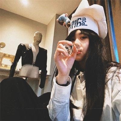 她背后的那双手